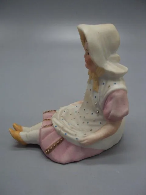 Фигура фарфор статуэтка Германия девочка сидит в панамке высота 8,5 см №14045 Продаж