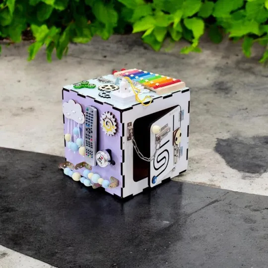 Бизикуб 30x30x30см, 33 элемента, Разноцветный (Развивающий бизиборд для детей) Де купити