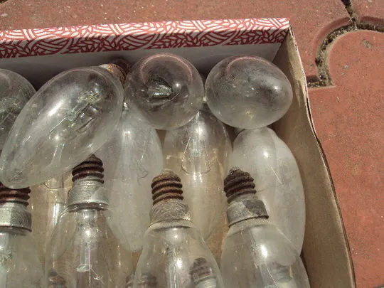 Лампочки форма коническая или свечка длина 9,5 см лот 32 шт ржавый цоколь №15913 Інтернет-аукціон