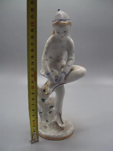 Купити Фигура фарфор статуэтка ЛФЗ фигуристка девочка завязывает коньки высота 22 см №14512