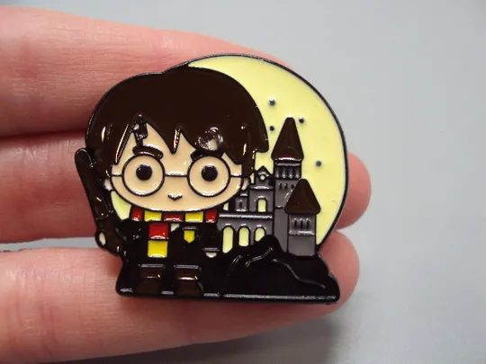 Значок пін Гаррі Поттер і Хогвартс Harry Potter Hogwarts знак брошка №18506 З аукціону