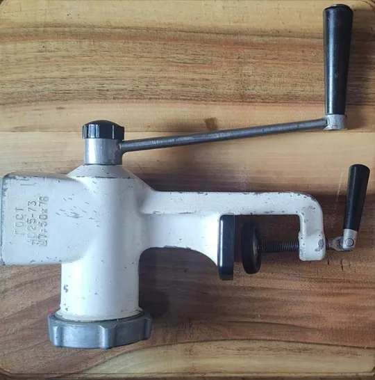 Мясорубка СССР 1970-е рабочая с клеймами и старой ценой bc251. 320грн Де купити