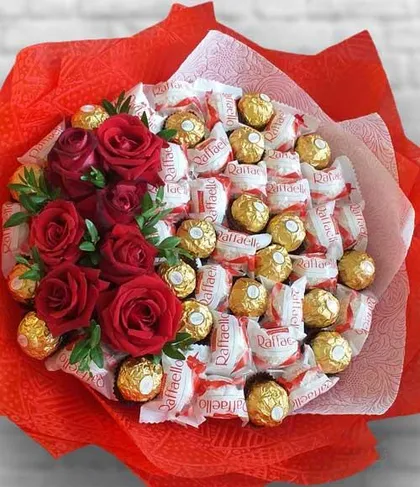 фото, Букет з цукерок Рафаелло Raffaello (27 шт.) Ферреро (20 шт.) з живими трояндами (7 шт.) в руку