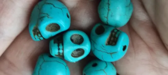 Купити Бирюзовые черепа для создания украшений-браслет, четки и пр, 8 штук ts787.