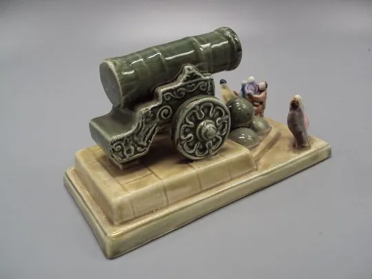 Фигура фарфор Конаково ЗиК царь пушка экскурсия к царь пушке размер 8х13,5х7,7 см склейка №92 Недорого