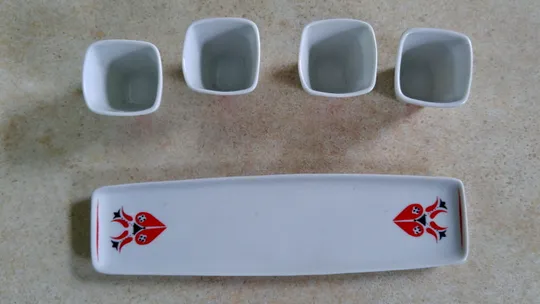 Набір 4 стопки та піднос-човник стара угорська порцеляна Холохаза Hollohaza Вживане З аукціону