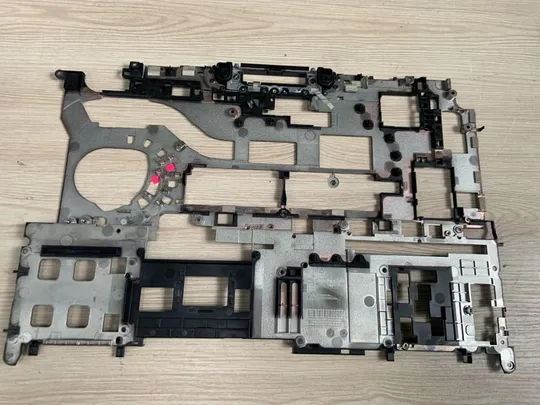 N0292 Dell E5570 Середня частина корпусу Ціна