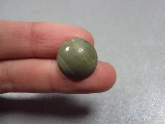 Камень жадеит зеленый хаки круглый для ювелирных изделий вес 1,53 г размер 5 х 14,5 мм №13259 Інтернет-аукціон