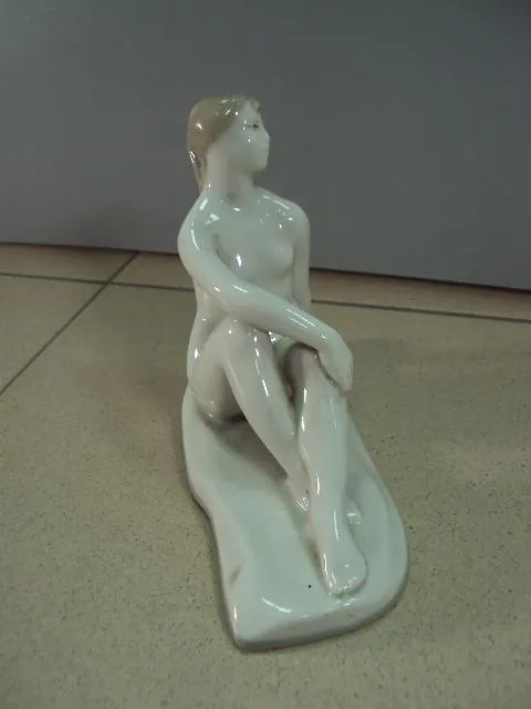 Фигура фарфор статуэтка Вербилки обнаженная девушка пляжница ню на пляже высота 14 см №12986 Інтернет-аукціон