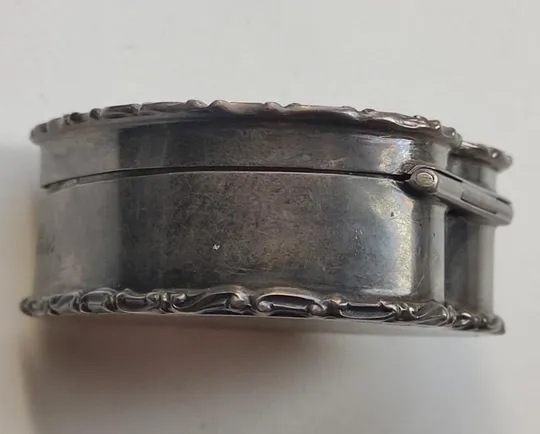 1908 год серебряная коробочка в форме сердца с гравировкой кошечки, и клеймами, Англия-Франция tk285 Інтернет-аукціон