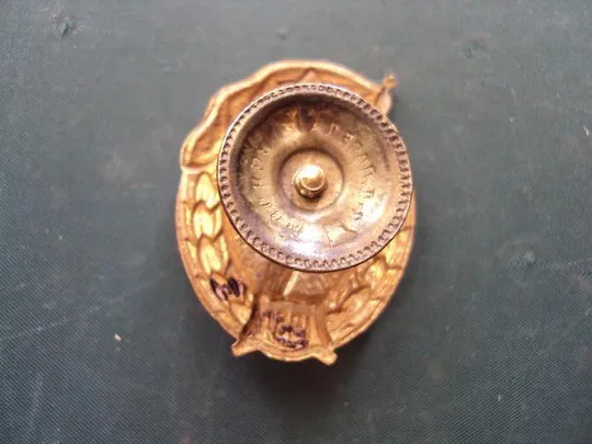 знак об окончании авиационно-технического училища №10177 З аукціону