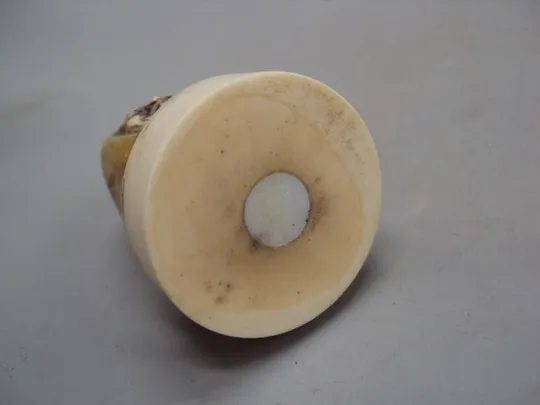 Фигура миниатюра статуэтка Дарума нэцкэ янтарь кость мамонта вес 51 г высота 4,7 см и 3,7 см №14279 З аукціону