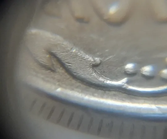 (7087) 10 копійок 2013 багаточисельні викрошки, розколи та сколи на вінку реверса + брак гурта на 7.30 год. (10 копеек 2013 брак) Продаж