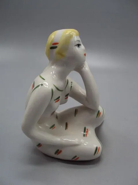 Фигура фарфор статуэтка Киев девушка сидит любуется высота 12,5 см №68 Де купити