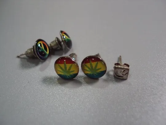 Бижутерия серьги гвоздики новые знак хиппи пацифик, раста конопля и серьга смайлик лот №10883 Де купити