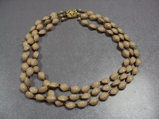 Бижутерия бусы в три ряда ожерелье Чехословакия пластик бежевые длина 47,5 см №13379 Ціна