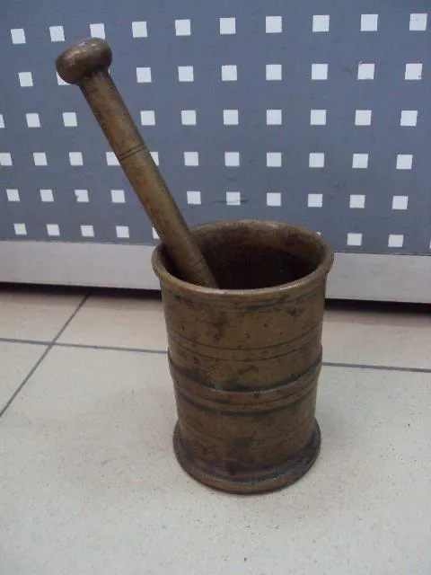 Ступка с пестиком бронза высота 13 см, диаметр 9 см, длина пестика 23,5 см №2 З аукціону