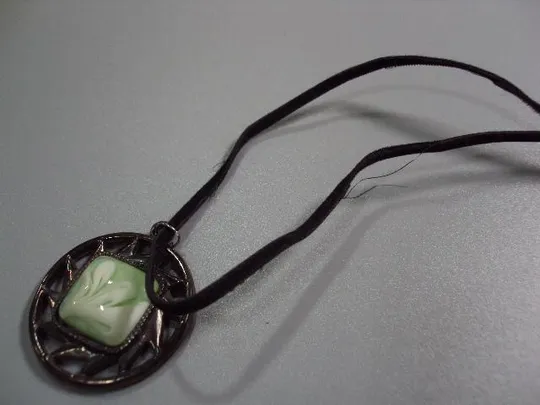 Бижутерия подвеска кулон круглая с квадратной зеленой вставкой на шнурке №10849 З аукціону