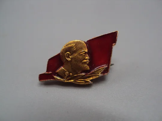 Знак ленин портрет профиль на красном флаге ссср лавровый лист флаг лавр №17376 Ціна