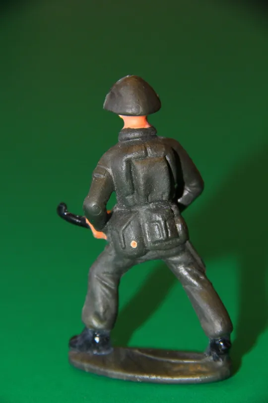 Купити СОЛДАТ АРМІЇ ГДР НДР з автоматом 70-75мм