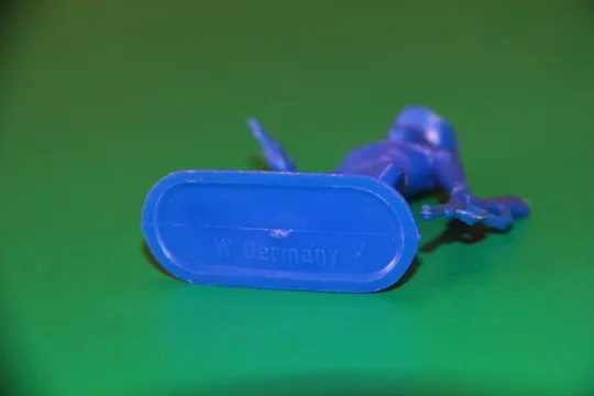 ТРАПЕР З РЕВОЛЬВЕРОМ ТА КАРАБІНОМ траппер JEAN HÖFLER 55-60мм ФРН ФРГ без фарби СИНІЙ З аукціону