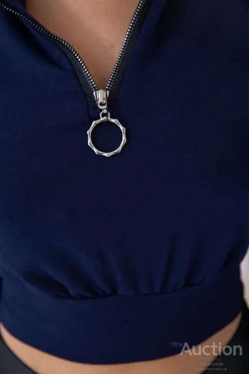 Укороченный женский свитшот на змейке темно-синего цвета 119R376 Продаж