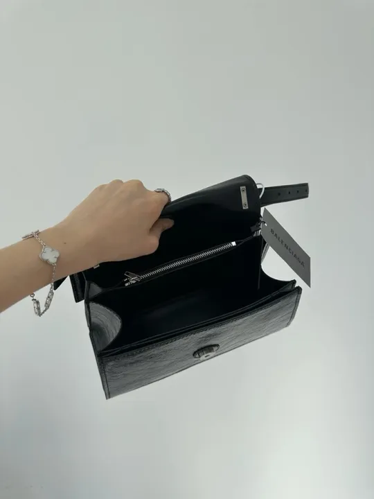 Сумка Balenciaga Crush Medium Handbag Crushed Calfskin in Black\Silver 99746 Продаж