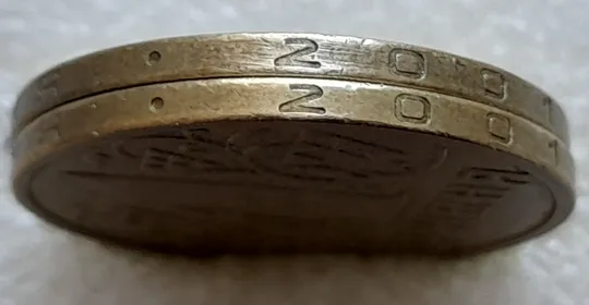 (1267) 1 гривня 2001 викрошки у '2' року випуску на гурті - 2 монети одним лотом /1 гривна 2001 брак Ціна