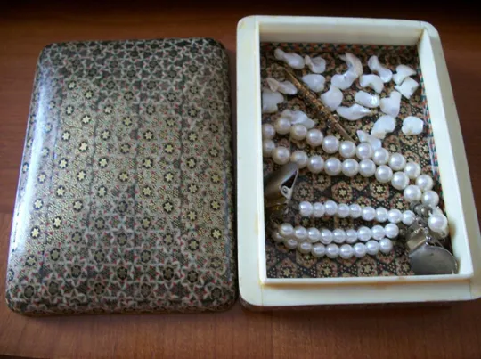 шкатулка ссср 1970-80-х годов с бусами и другое Ціна