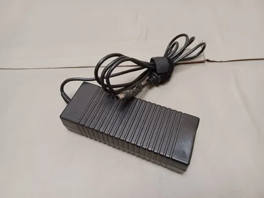 0638 адаптер живлення  HP HSTNN-LA01 19.0V 7.1A 135W  НІМЕЧЧИНА Де купити