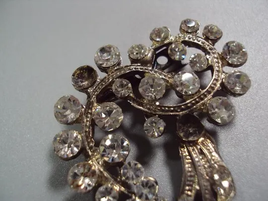 бижутерия брошка брошь ажурная 4,2 х 4,5 см (нет два камушка) №277с Інтернет-аукціон