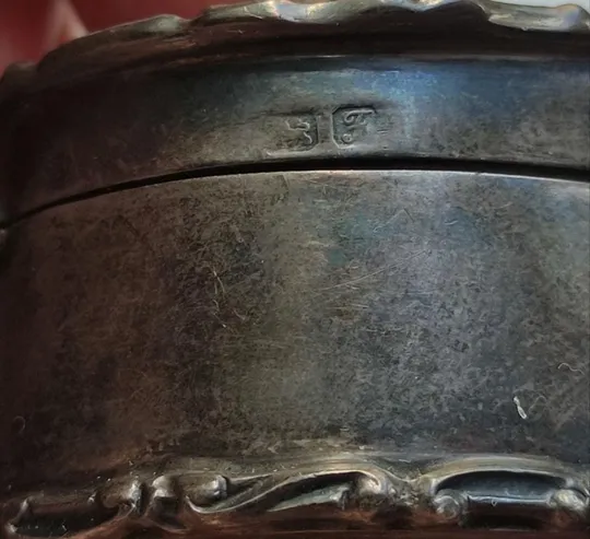 1908 год серебряная коробочка в форме сердца с гравировкой кошечки, и клеймами, Англия-Франция tk285 З аукціону