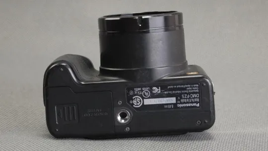 Купити цифровой фотоаппарат Panasonic DMC-FZ5 5.36Mpix LEICA DC Vario-Elmarit 12x Zoom lens