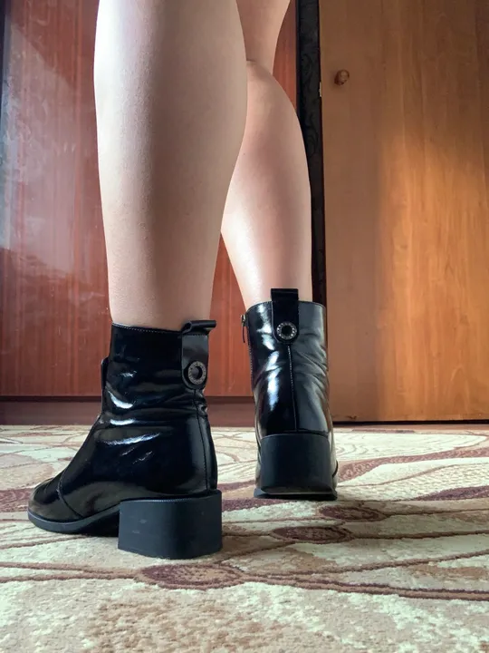 Чобітки шкіряні жіночі лакові в Україні