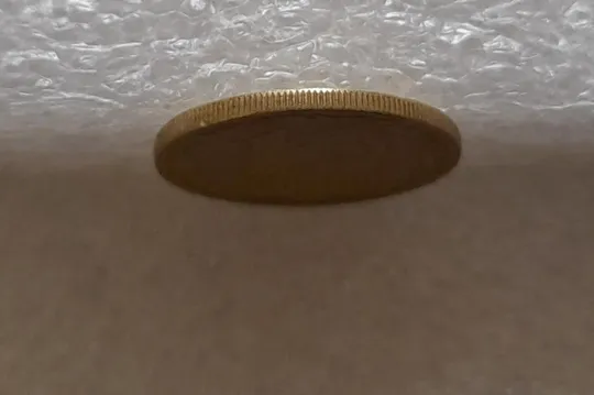 (3655) 10 копійок 2007 викрошки (сколи) на реверсі на "1" та "0" (10 копеек 2007 брак) Недорого