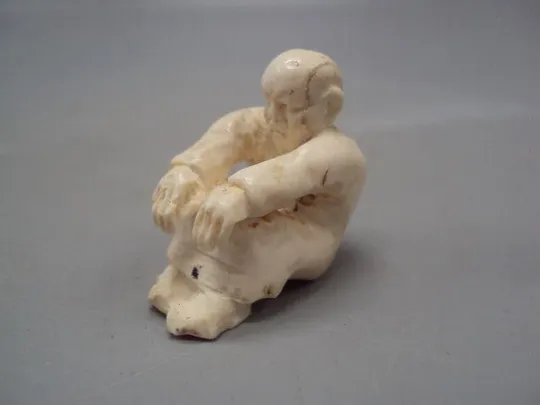 Фигура нэцкэ статуэтка кость бивень мамонта миниатюра мужчина японец сидит 3,2 см вес 13,91 г №15072 Ціна