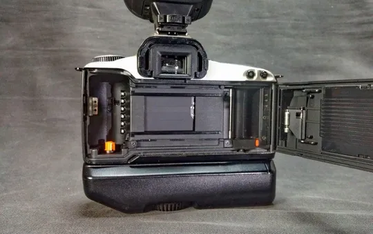 Canon EOS 300 + Батарейная ручка Canon BP-200 + Canon EF 35-80/4-5.6 Ф52mm + вспышка Promaster 2500E Вживане Продаж