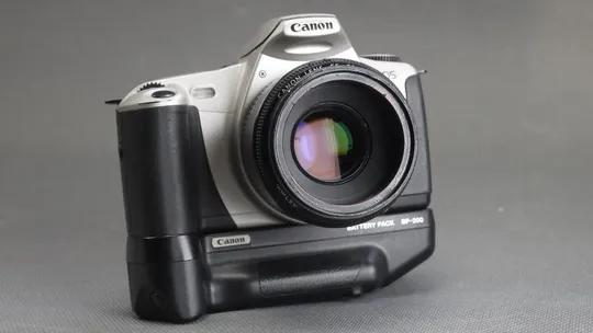 Фотоаппарат Canon EOS 300 + Батарейная ручка Canon BP-200 + объектив Canon EF 50mm/1.8 II Ф52мм Вживане Ціна