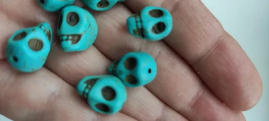 Бирюзовые черепа для создания украшений-браслет, четки и пр, 8 штук ts787. Інтернет-аукціон