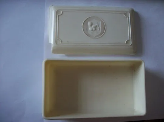 Шкатулка СССР Харьков, бело-кремовая , 1950-60-х годов  [13,5x8x5-cm] и другое З аукціону