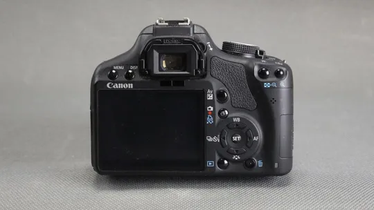 Цифровой зеркальный фотоаппарат Canon EOS Rebel T1i (500D) + Canon EF 18-55/3,5-5.6 Ф58mm Вживане З аукціону