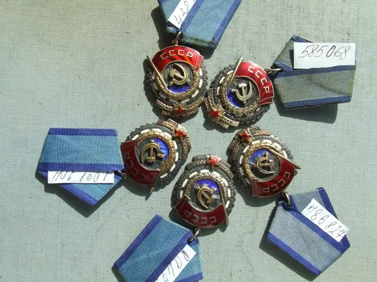 Орден Трудовой славы на заклёпках № 32 422 награждения 1978 года.  и много другого . Недорого