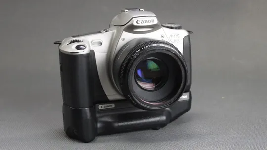 Купити Фотоаппарат Canon EOS 300 + Батарейная ручка Canon BP-200 + объектив Canon EF 50mm/1.8 II Ф52мм Вживане