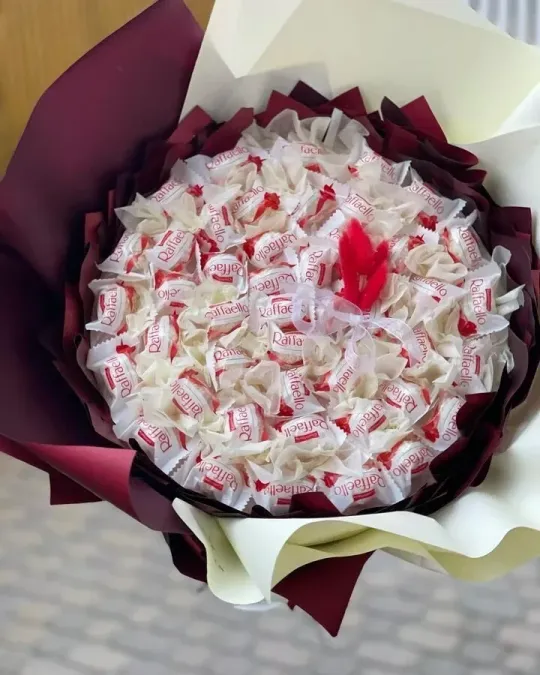 Букет з цукерок Raffaello Рафаелло, в руку солодкий подарунок бордовий Ціна