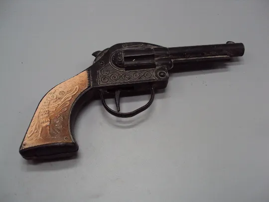 Детская игрушка пистолет узор павлин револьвер наган с присоской пластик ссср 21 см рабочий №15638 Характеристики