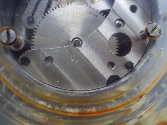 Настольные часы ЧЧЗ ссср пластик на ходу размер 9,5х9,5 см, диаметр 6,5 см №15867 в Україні