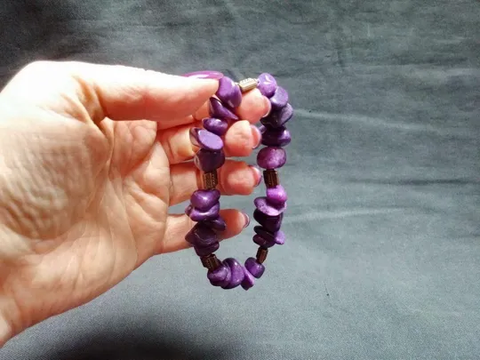 Браслет из агата лилового цвета со вставками бронзового цвета и силиконовой резинкой бижутерия З аукціону