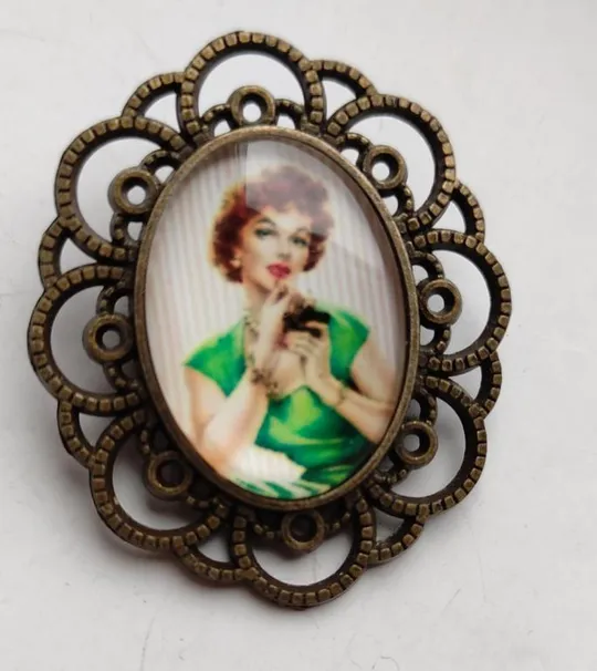 Старинная винтажная  брошь в стиле пин ап девушка красит губы pn265 Ціна