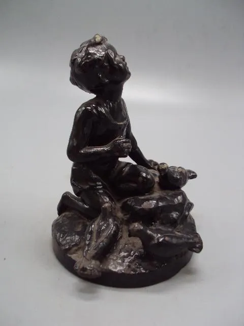 Фигура чугун Свердловск статуэтка мальчик кормит голубей мальчик и голуби высота 12 см №13793 Недорого