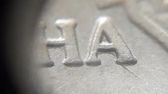 (5267) 1 гривня 2011 царапина штемпеля + напливи металу на аверсі (1 гривна 2011 брак) З аукціону